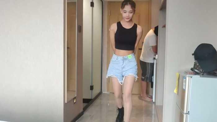 【爱秀套图】露脸精神小妹肉丝短牛仔裤马丁靴羞辱母胎SOLO男恋足闻脚 YC-250117-9