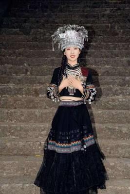 【爱秀套图】『红颜榜』苗疆美女秦歌坐桌上无意识脚底扇脸和舌头 YC-250119-2