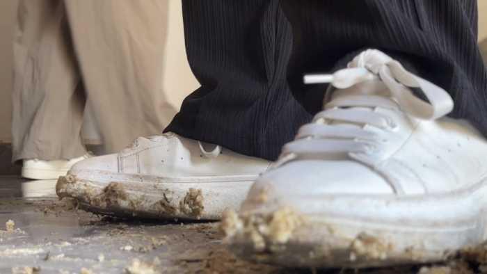 【爱秀套图】健身美女两双鞋楼道踩包子吐口水制作狗粮 YC-250314-2