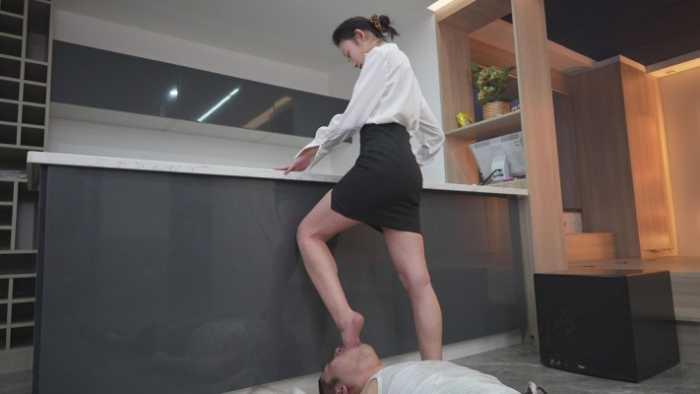 【爱秀套图】小染S高跟踩胸深喉 终于怼吐,极其沉浸式折磨的深喉大专场 YC-250319-6