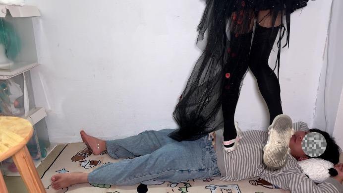 【爱秀套图】【喵咔】长夜COS细高跟白色拖鞋全体重踩脸踩脖 ACYC-4467