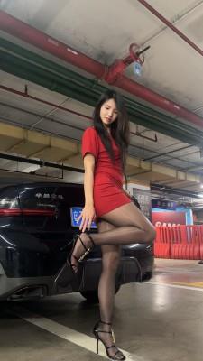 【爱秀套图】上集:抖音UP主小贝,网红YSL凉高起床后,深黄色晨尿赏赐贱狗!YC-250418-2