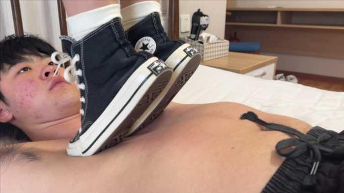 【爱秀套图】【小鲨鱼殿下】高帮匡威全体重踩踏 YC-250426-5