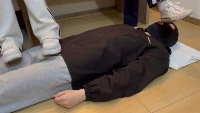 【爱秀套图】【静琪】学生双S踩踏舔鞋底棉袜插嘴 YC-250429-7