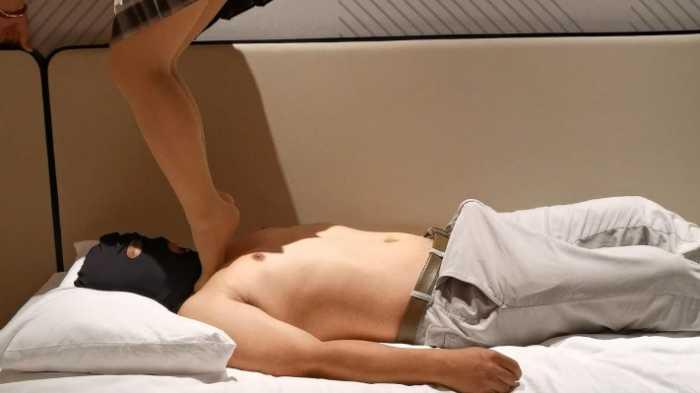 【爱秀套图】女大肉丝踩脖子16分钟 YC-250428-3