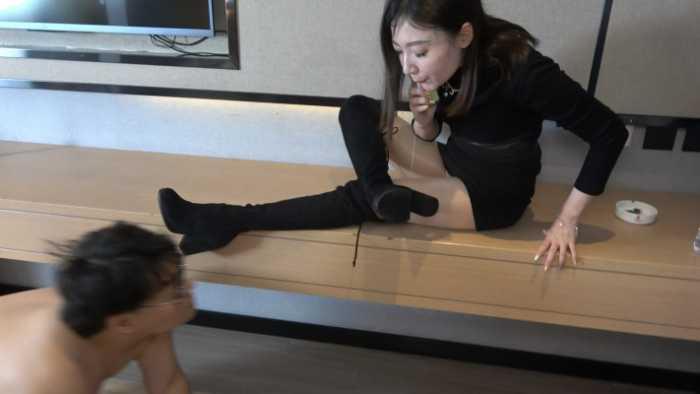 【爱秀套图】【彼岸花】绿帽老公舔鞋底,和小男友边调情边羞辱老公废物 YC-250509-7