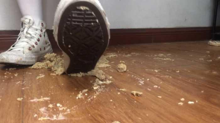 【爱秀套图】素人健身美女两双脏鞋子无意识走踩一地小蛋糕做成狗粮 YC-250525-5