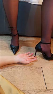 水凝黑丝高跟踩踏/捆绑/脚插嘴 bf45789