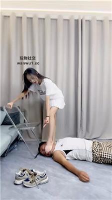 月亮姐姐清理脏鞋底/闻舔白船袜/踩踏 bf43587