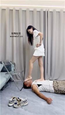 月亮姐姐清理脏鞋底/闻舔白船袜/踩踏 bf43587