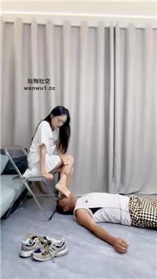 月亮姐姐清理脏鞋底/闻舔白船袜/踩踏 bf43587