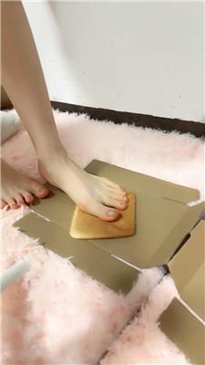 糖糖裸足踩踏喂食 JS240812-2