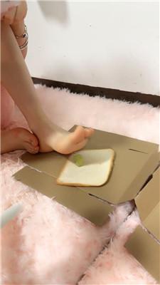 糖糖裸足踩踏喂食 JS240812-2