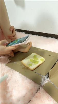 糖糖裸足踩踏喂食 JS240812-2