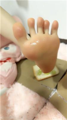 糖糖裸足踩踏喂食 JS240812-2