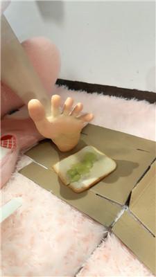 糖糖裸足踩踏喂食 JS240812-2