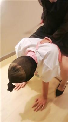 天韵女皇狗链转胯遛狗/跪舔臭脚丫/人体烟灰缸 JS240812-5