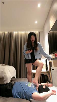 子熙大人跪舔脏鞋白棉袜/坐脸窒息/赏赐圣水 JS241017-18