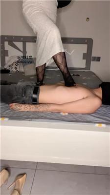 凶大无挠黑丝美腿踩纹身小哥 bf45944