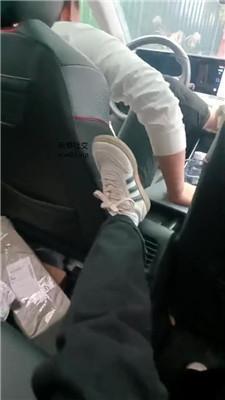 芝芝女王车内让狗舔脏鞋臭脚 JS241023-14