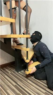 Da猫居高临下铆钉高跟踩/舔鞋底/黑丝脚插嘴双视角版 bf44300