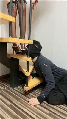 Da猫居高临下铆钉高跟踩/舔鞋底/黑丝脚插嘴双视角版 bf44300