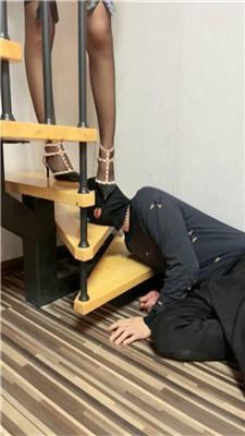 Da猫居高临下铆钉高跟踩/舔鞋底/黑丝脚插嘴双视角版 bf44300