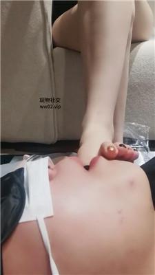 羽唯沉浸式吮吸舔裸足 JS241023-15