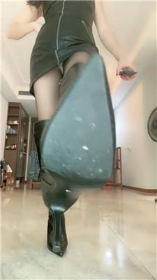 爱丽丝黑丝脚捂脸踩/闻舔腋下/长靴踩喂食 bf46401