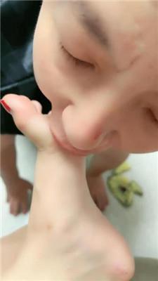 梦露沉浸式恋足舔/脚踩喂食/伺候沐足 JS241030-18