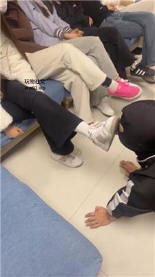 精神小妹群调-轮流清理学生主的脏鞋臭袜踩踏 bf46317