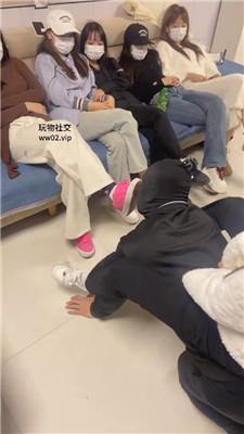 精神小妹群调-轮流清理学生主的脏鞋臭袜踩踏 bf46317