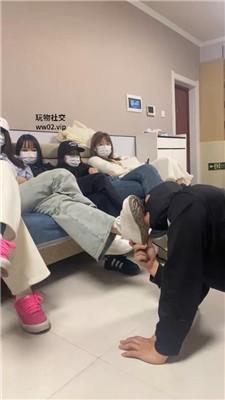 精神小妹群调-轮流清理学生主的脏鞋臭袜踩踏 bf46317