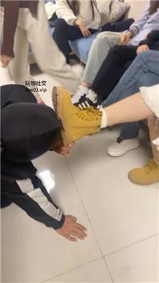 精神小妹群调-轮流清理学生主的脏鞋臭袜踩踏 bf46317