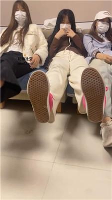 精神小妹群调-轮流清理学生主的脏鞋臭袜踩踏 bf46317