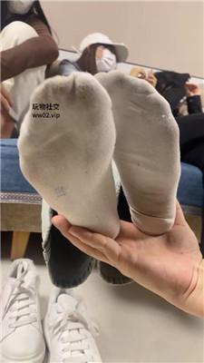 精神小妹群调-轮流清理学生主的脏鞋臭袜踩踏 bf46317