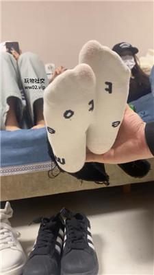 精神小妹群调-轮流清理学生主的脏鞋臭袜踩踏 bf46317