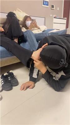 精神小妹群调-轮流清理学生主的脏鞋臭袜踩踏 bf46317