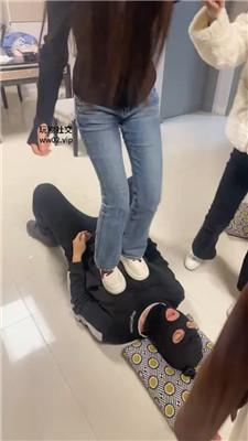 精神小妹群调-轮流清理学生主的脏鞋臭袜踩踏 bf46317