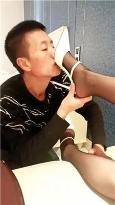 bi雅芸跪舔黑丝高跟/掐乳/高跟踩踏/碾压脖窒息 JS241027-17