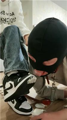 海绵大大AJ踢裆踩踏/揪耳朵/脏鞋喂酸奶/脚插嘴 bf46265