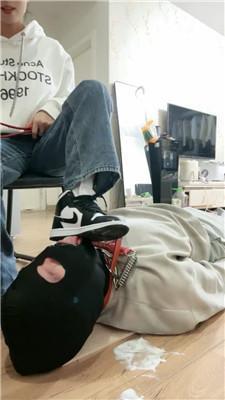 海绵大大AJ踢裆踩踏/揪耳朵/脏鞋喂酸奶/脚插嘴 bf46265