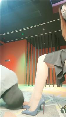咩祖狗舌清理高跟/跪舔肉丝脚/骑狗背 bf46281