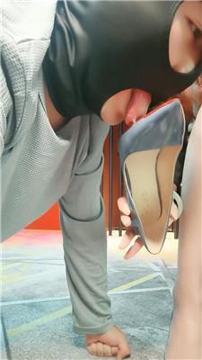 咩祖狗舌清理高跟/跪舔肉丝脚/骑狗背 bf46281