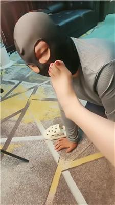 咩祖狗舌清理高跟/跪舔肉丝脚/骑狗背 bf46281