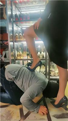 咩祖狗舌清理高跟/跪舔肉丝脚/骑狗背 bf46281