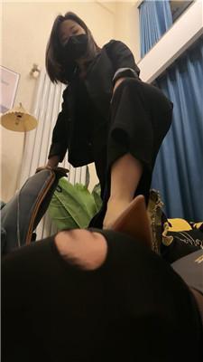 辣姐驯化人形犬-吃狗粮/啃臭脚/鞭打耳光转胯 JS241026-9