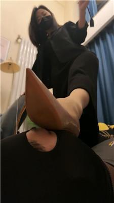 辣姐驯化人形犬-吃狗粮/啃臭脚/鞭打耳光转胯 JS241026-9