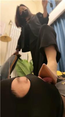 辣姐驯化人形犬-吃狗粮/啃臭脚/鞭打耳光转胯 JS241026-9