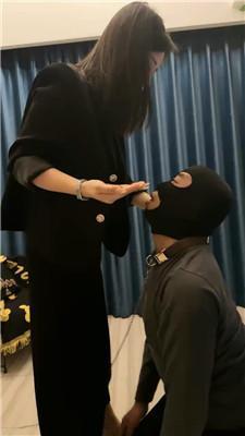 辣姐驯化人形犬-吃狗粮/啃臭脚/鞭打耳光转胯 JS241026-9